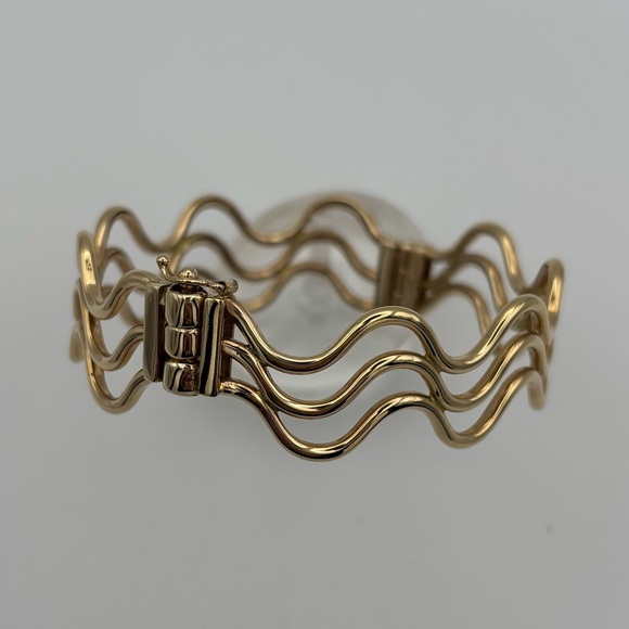 Elegant Gold Wave Bracelet - Picture 2 of 6